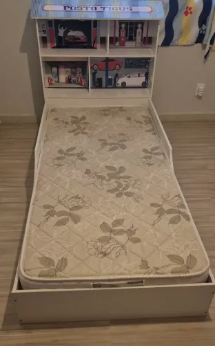 Estou vendendo uma cama infantil com colchão, ambos em bom estado de conservação.