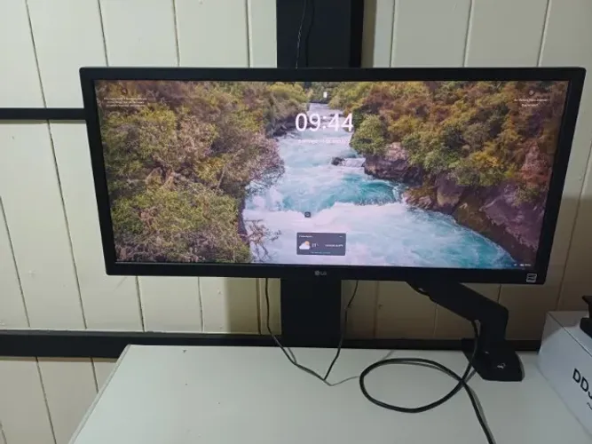 Monitor LG Ultrawide 26wq500 + suporte articulado para escrivaninha