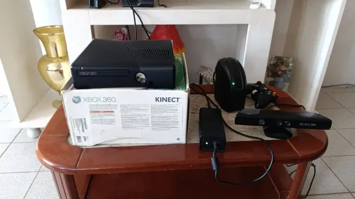 Xbox 360 Com Caixa + 2 Controles + Kinect + HD Interno cheio de Jogos (Com Detalhe)