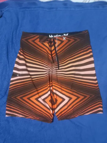 VENDO BERMUDA DA HURLEY COM PIQUENO DEFEITO