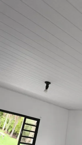 Forros em pvc branco e amadeirados instalado 