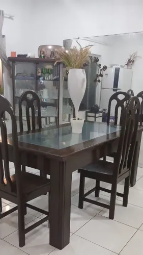 Mesa de Madeira com 4 Cadeiras 