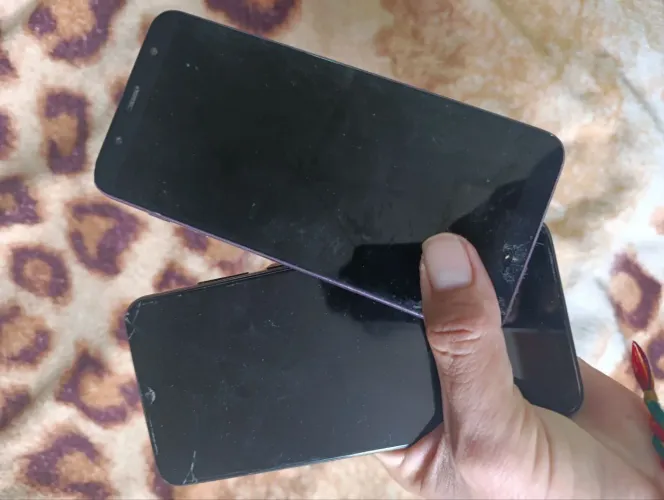 2 Celulares retirar peças (1 dando sinal de vida)