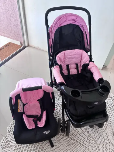Carrinho de bebê e bebê conforto