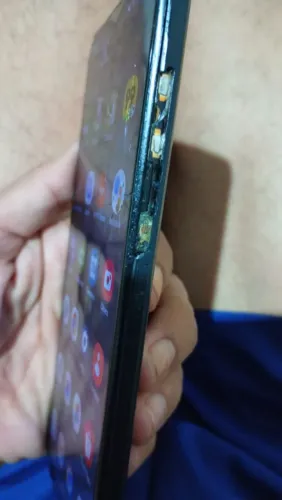 Vendo celular Samsung A03 Core, 32 gigas. Tela trincada e botões da lateral quebrados. 
