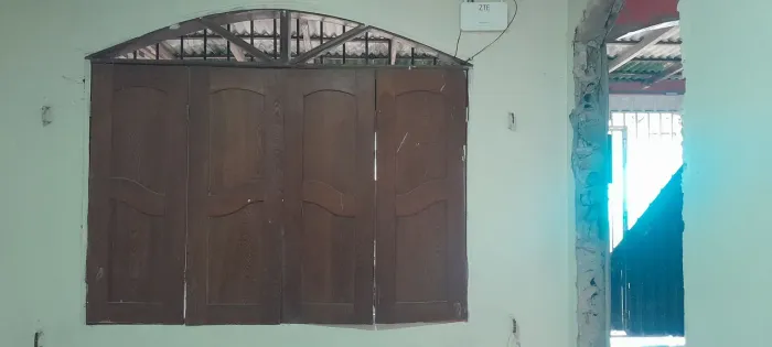 Vendo janela de Angelim de quatro folhas com castilho