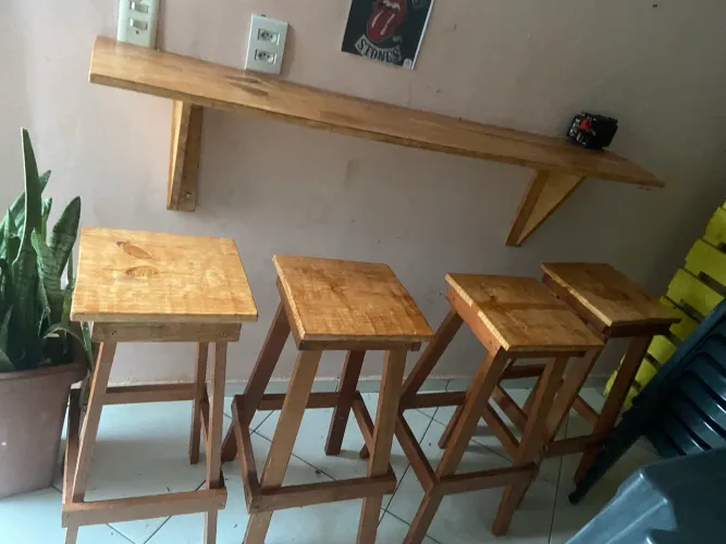 Banqueta com 4 bancos em madeira pino