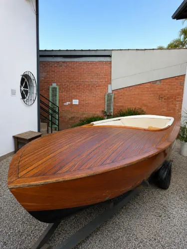 Lancha estilo Riva em freijo - Projeto único com motor Volvo V8