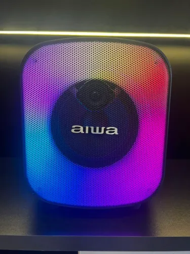 Caixa de som aiwa.