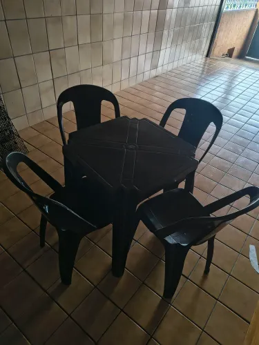 Jogo de cadeira de plástico preta