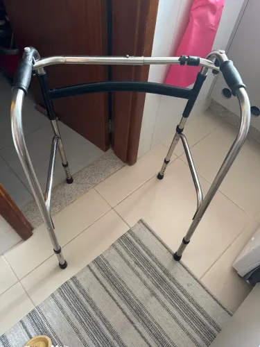 Vendo andador de adulto material de alumínio