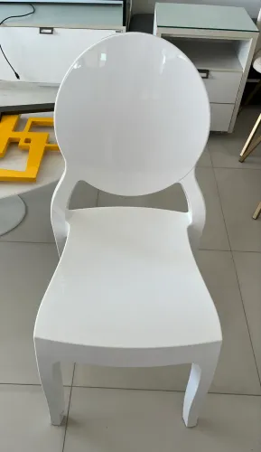 Conjunto com 4 cadeiras em acrílico - cor branca