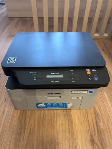Impressora multifuncional monocromática Samsung Xpress SL-M2070W