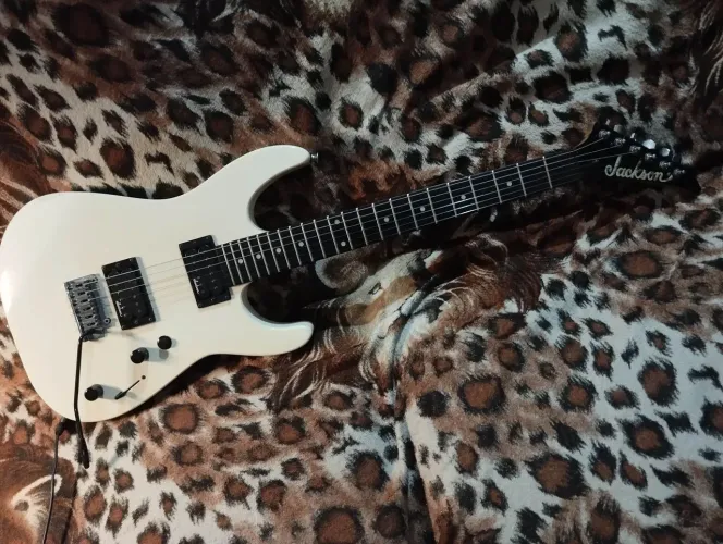 Guitarra Jackson JS11 Dinky com Kill Swith