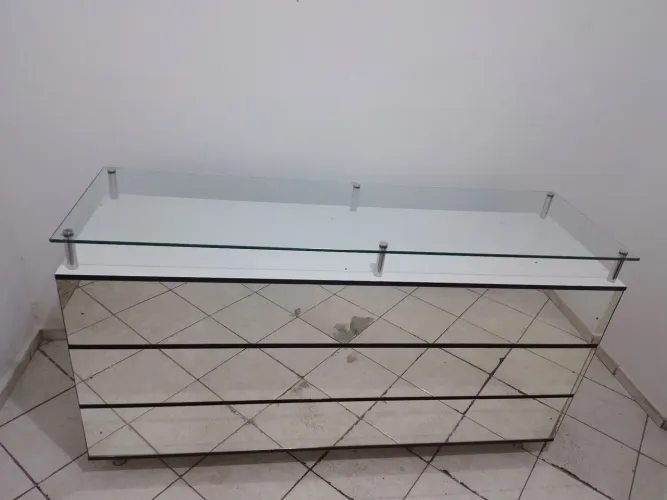 Balcão espelhado, em ótima condição !