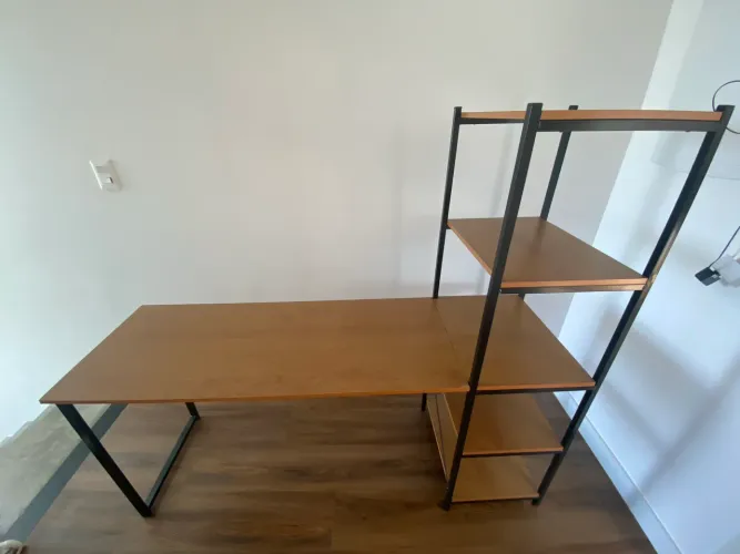 Mesa de escritório com estante