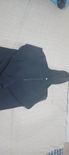 blusão de moletom preto que possui capuz e zíper frontal
