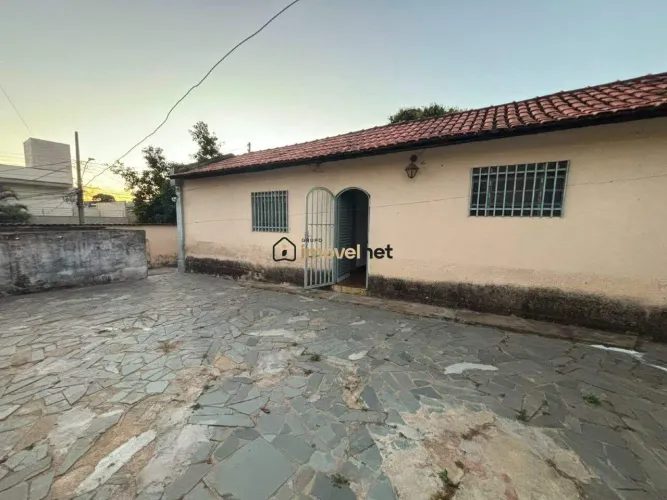 Casa de 2 Quartos com Área Externa e 1 Vaga.