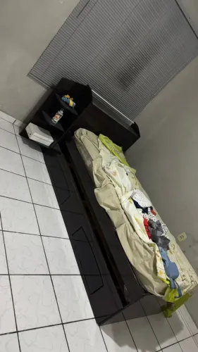 Cama de solteiro com espaço para outro colchão embaixo