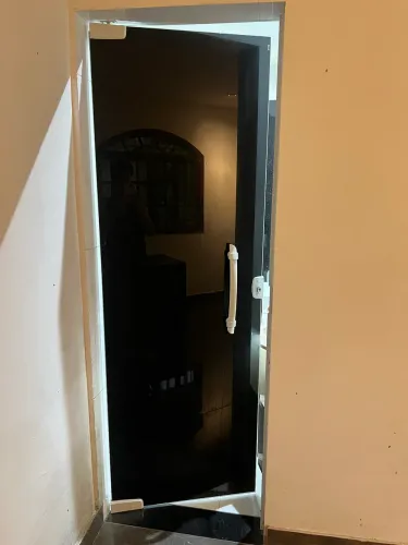 Porta vidro temperado preta 70 cm
