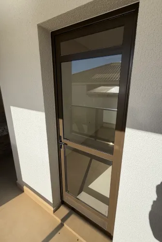Porta de alumínio bronze com ventilação permanente 210 X 80 linha Inova 