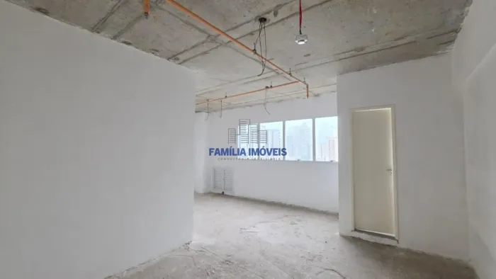 Sala comercial com vaga de garagem na ponta da praia em Santos - SP