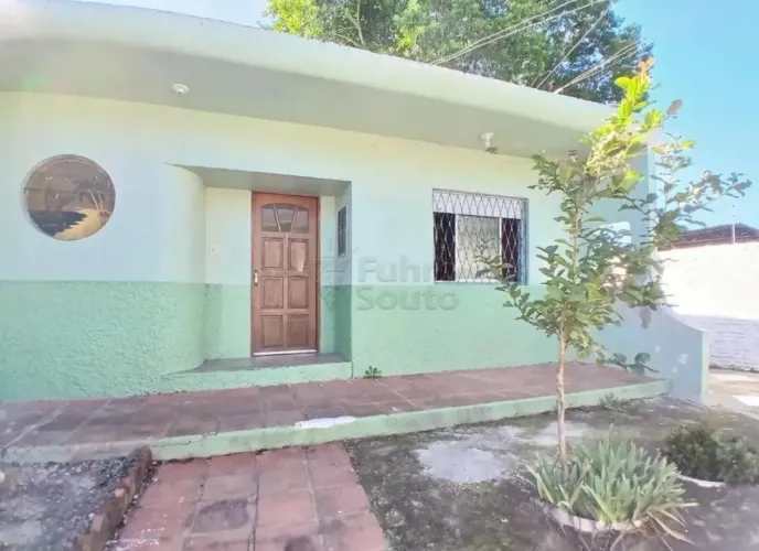 Casa com 03 dormitórios no Centro de Pelotas - pátio compartilhado