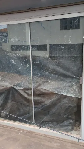 Vende-se Porta de Vidro temperado, dimensões 2,00m x 1,95m