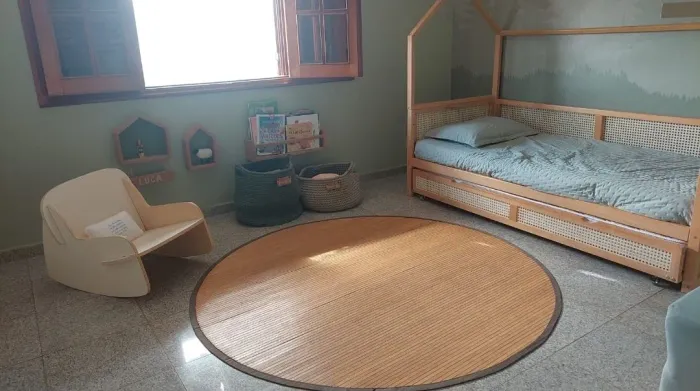 Quarto infantil: cama com cama auxiliar, tapete, pendente, cadeira balanço, prateleira 