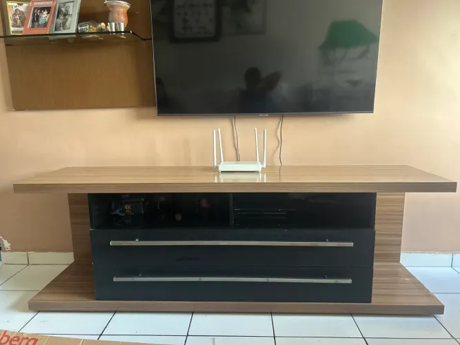     Rack para TV Grande com Gavetas - bom Estado