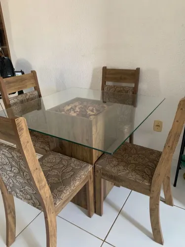 Vende-se mesa de vidro com cadeiras acolchoadas