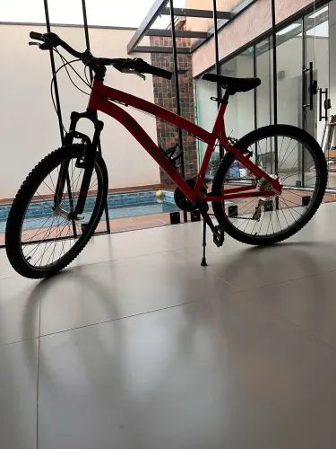 Bike aro 26 conservada, pouco usada. O freio precisa de regulagem/manutenção.