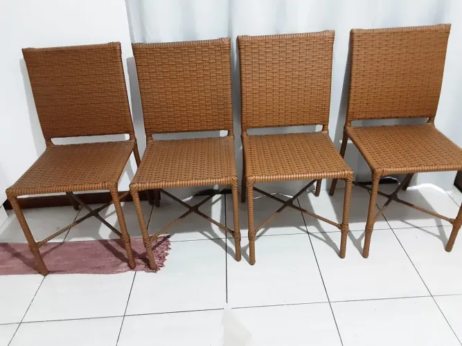 Conjunto de quatro cadeiras de vime