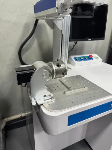 MÁQUINA DE GRAVAÇÃO LASER METAIS FIBER DE BANCADA 50w POUCO USADA 