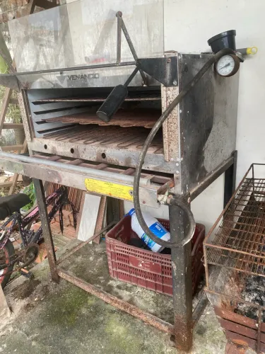 Vendo forno para pizzas , formas de metal resistente , e caixas de delivery 