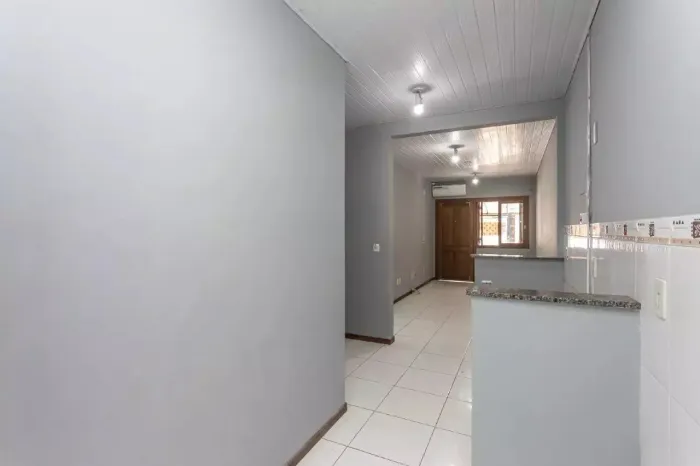 Casa Residencial com 2 dormitórios e 1 vaga de garagem no bairro Hípica em Porto Alegre.