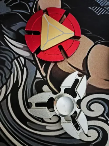 Kit 2 Fidget Spinners de alumínio (Estilo Shuriken e Iron Man)