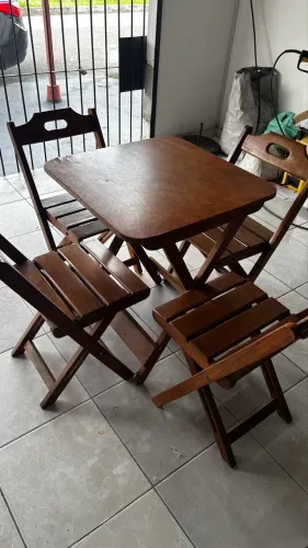 Conjunto Mesa de Madeira + 4 Cadeiras Dobráveis
