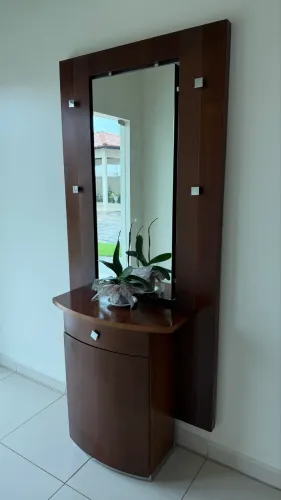 Aparador com Espelho em Madeira - Elegante e Conservado
