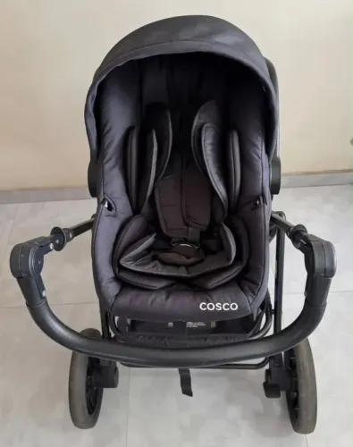 Carrinho de bebê marca Cosco