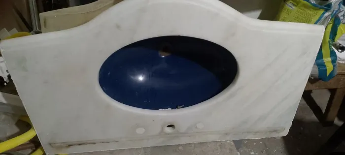 DUAS PIÁS DE MÁRMORE E PORCELANA PARA VENDER LOGO