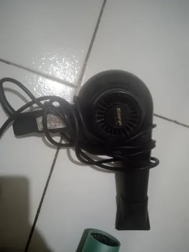 Vendo dois secador de cabelo bem conservado todos os dois funcionando perfeitamente