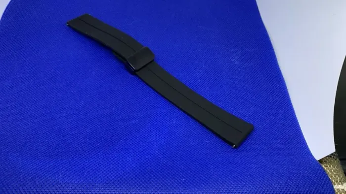 Pulseira de Silicone Unisex na Cor Preta com Fecho Preto 22mm
