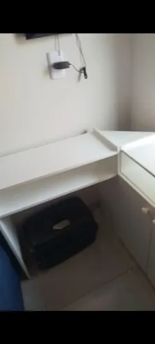 Mesa branca formato o com portas e 2 repartição