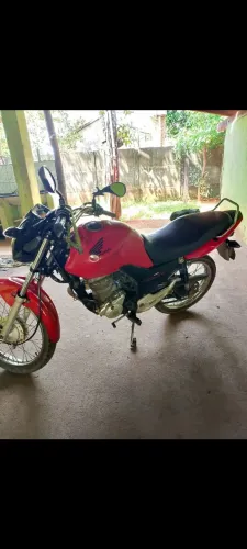 Moto conservada sem nenhum plobrema apenas com detalhes na pintura e no tanque