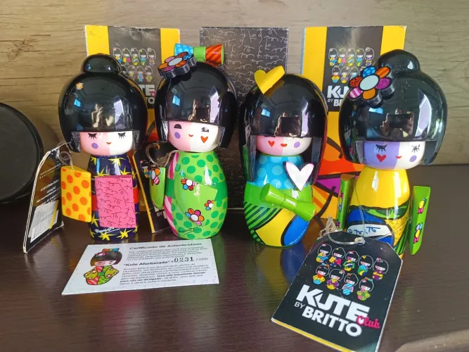 Bonecas Kokeshi Souvenir Romero Britto coleções
