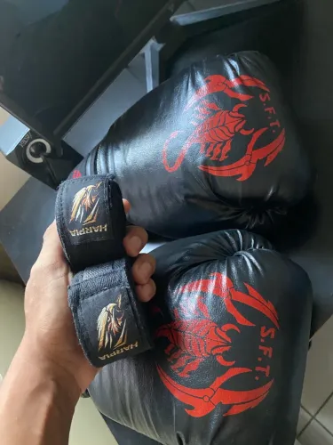 Luvas de luta + bandagem, tudo novo.