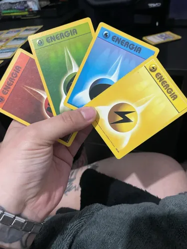 Lote com 86 cartas de Energia originais da era Wizards of the Coast (1999).