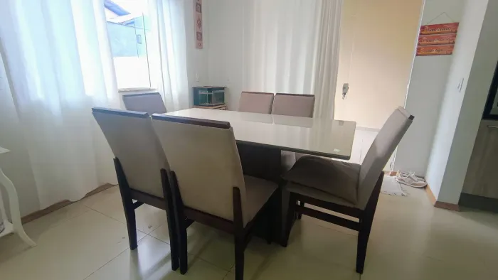 Mesa com seis cadeiras tampo de vidro