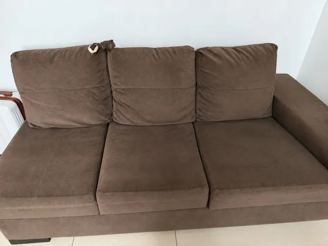 VENDE-SE SOFÁ 3 LUGARES MARROM - CONFORTÁVEL E EM BOM ESTADO